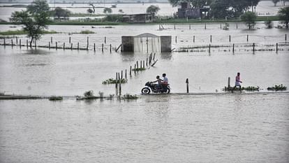 UP Flood News in Hindi 900 villages in 20 districts in UP affected by floods