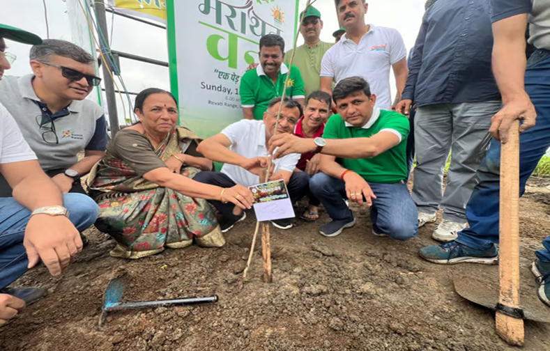 citizens planting trees in Madhya Pradesh