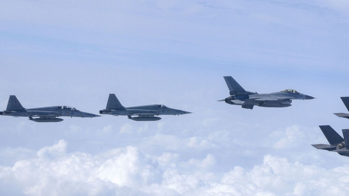 American and Korean jets fly over Korea