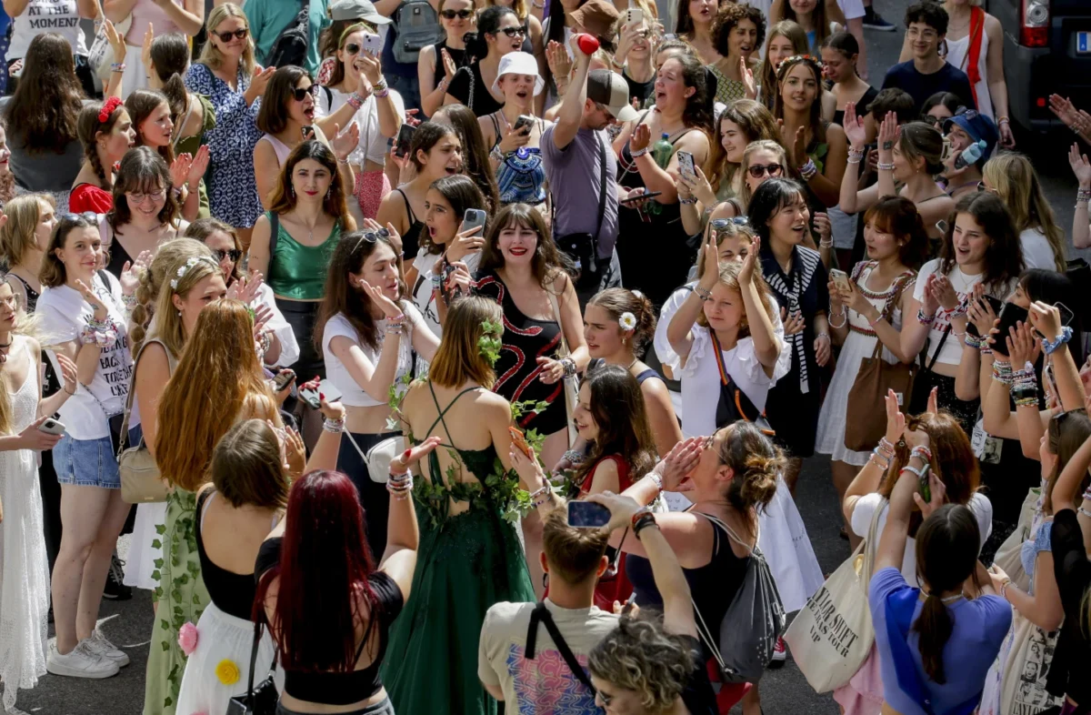 Taylor Swift's fans exchanging friendship bands.