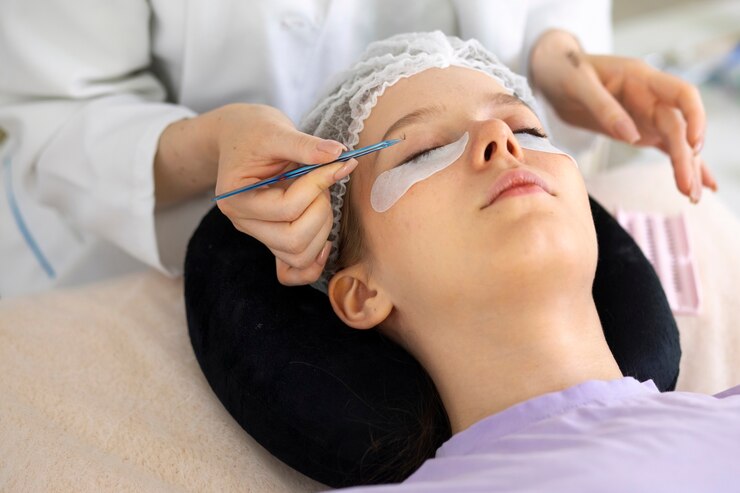 Women going thorugh nautral looking lash extensions procedure