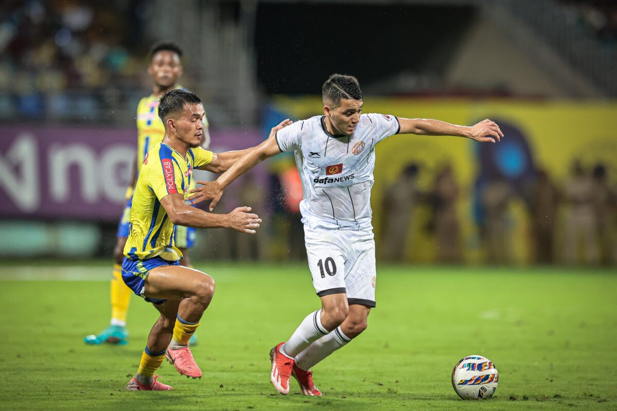 Punjab FC's Ezequiel Vidal battles against Kerala Blasters' Freddy Lallawmawma