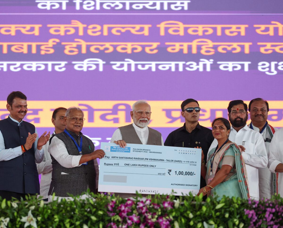 PM Modi giving credits to the Benefeciaries of the PM-Vishwakarma Yojana 