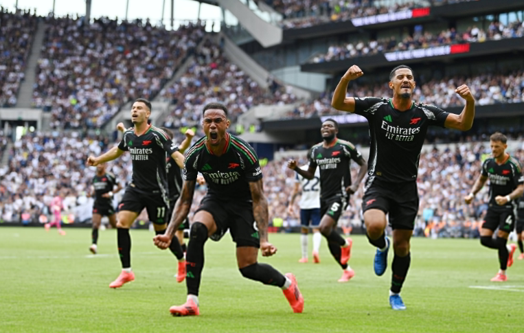 Arsenal team celebrating Gabriel's goal