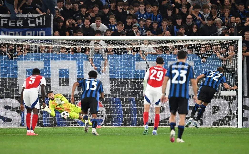 Arsenal's David Raya saving Atalanta's Mateo Retegui's spot-kick in UCL 2024-25.