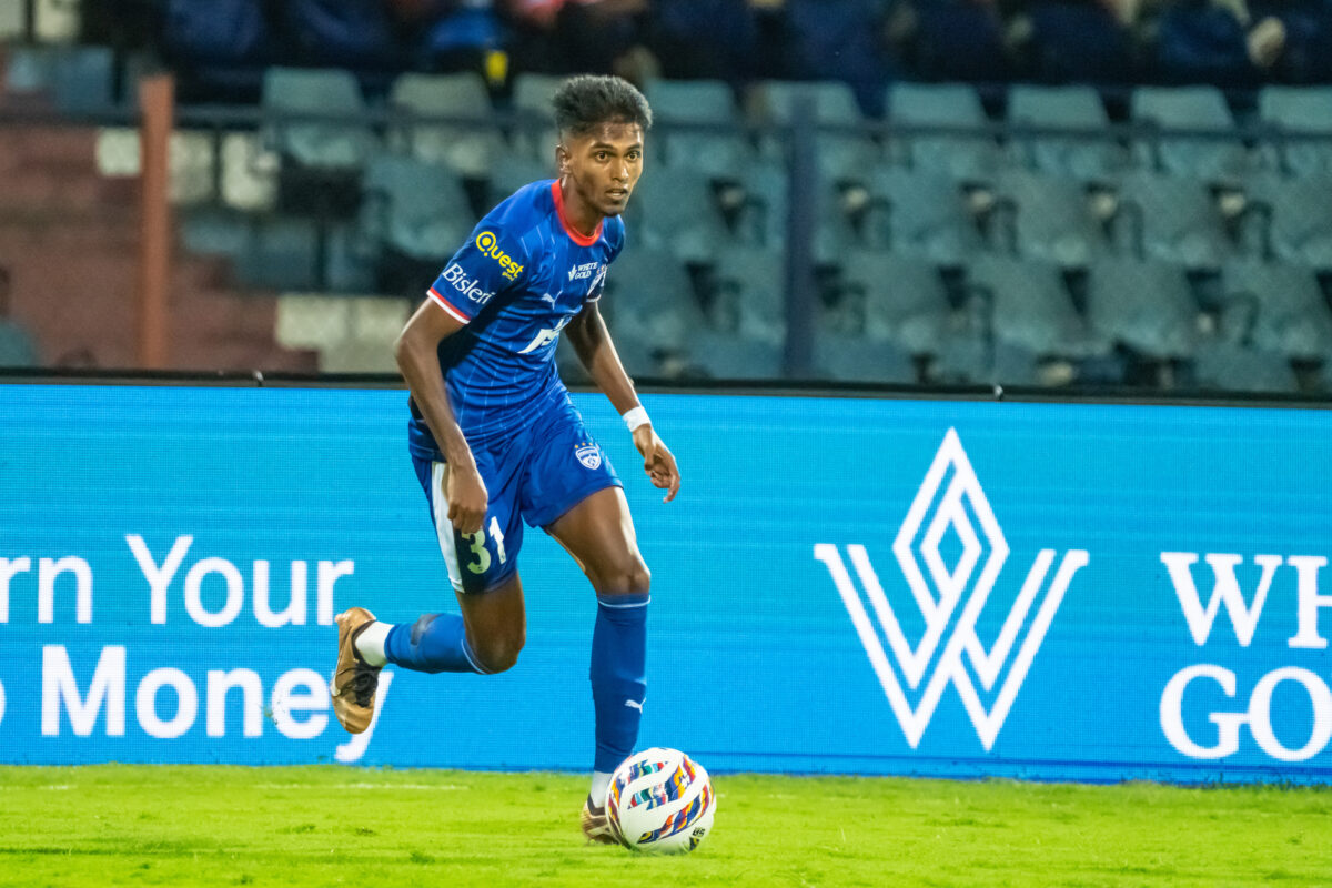 Vinith Venkatesh of Bengaluru FC during match 7 of the Indian Super League (ISL) 2024-25 season, played between Bengaluru FC and Hyderabad FC held at Sree Kanteerava Stadium, Bengaluru on  September 19th, 2024.