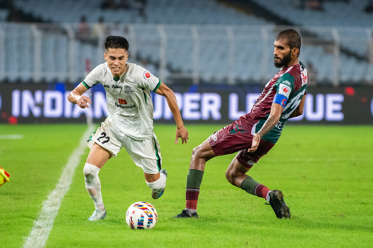 Sagolsem Bikash Singh of Mohammedan Sporting Club and Subhasish Bose of Mohun Bagan Super Giantduring match 24 between Mohun Bagan Super Giant and Mohammedan SC of the Indian Super League (ISL) 2024-25 season held at the Vivekananda Yuba Bharati Krirangan in Kolkata, on 5th October 2024.