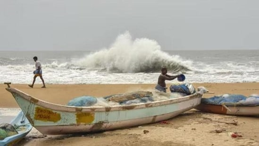 Heavy rains and high tides due to cyclone Dana