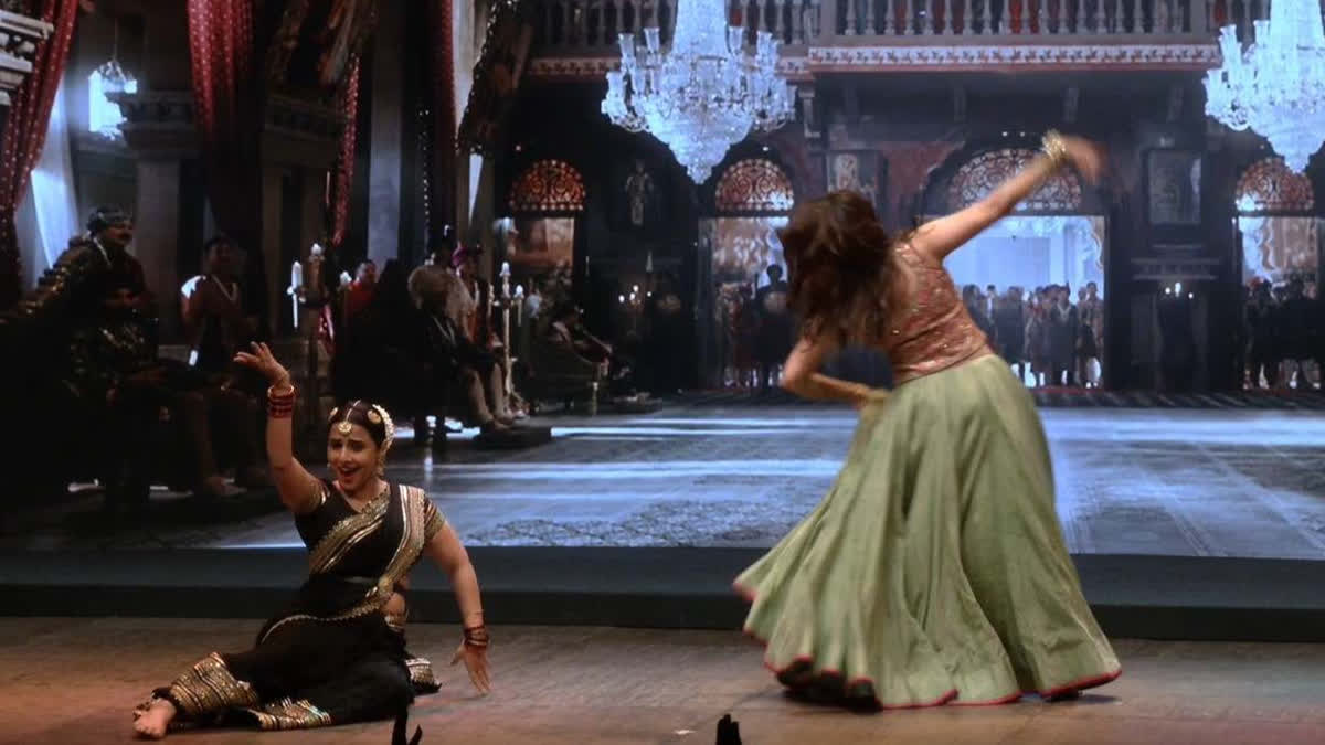 Vidya Balan stumbles and falls on stage while performing with Madhuri Dixit.